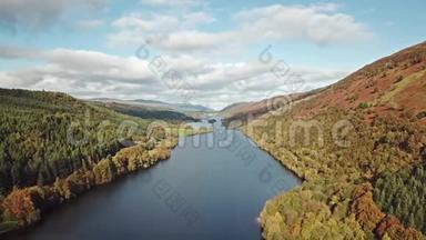 在苏格兰高地的莱斯奈斯湖上空飞越大峡谷-联合王国